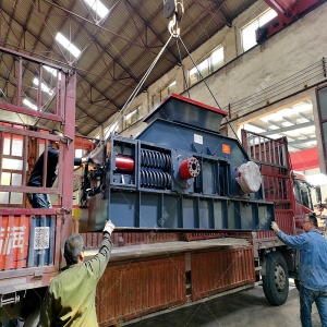 1000x700型直連（lián）式液壓對輥製砂機發貨（huò）圖片（piàn）