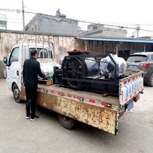 2PG400x400對輥破碎機發貨圖（tú）片（piàn）_發往福建泉（quán）州_破碎（suì）瓜子石