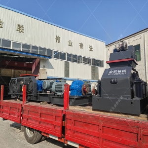 兩台小型（xíng）對輥製砂（shā）機 610x400組合對（duì）輥發（fā）往上海