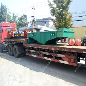 兩（liǎng）台小（xiǎo）型對（duì）輥破碎（suì）機和直線（xiàn）篩發貨圖片_發往江蘇南通_處理矽石