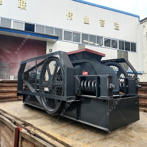 2PG小（xiǎo）型對輥破碎機（jī）發貨（huò）現場圖片（piàn）_發往江西（xī）撫州_破碎玻璃