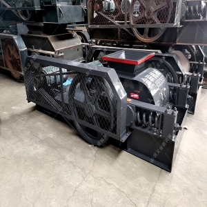 小（xiǎo）型對輥機和雙齒輥發貨圖片_發往河南（nán）登封_破碎保溫陶瓷（cí）