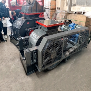 兩台小型對輥破碎機發貨（huò）圖片_發往廣東廣西_破碎石英砂（shā）