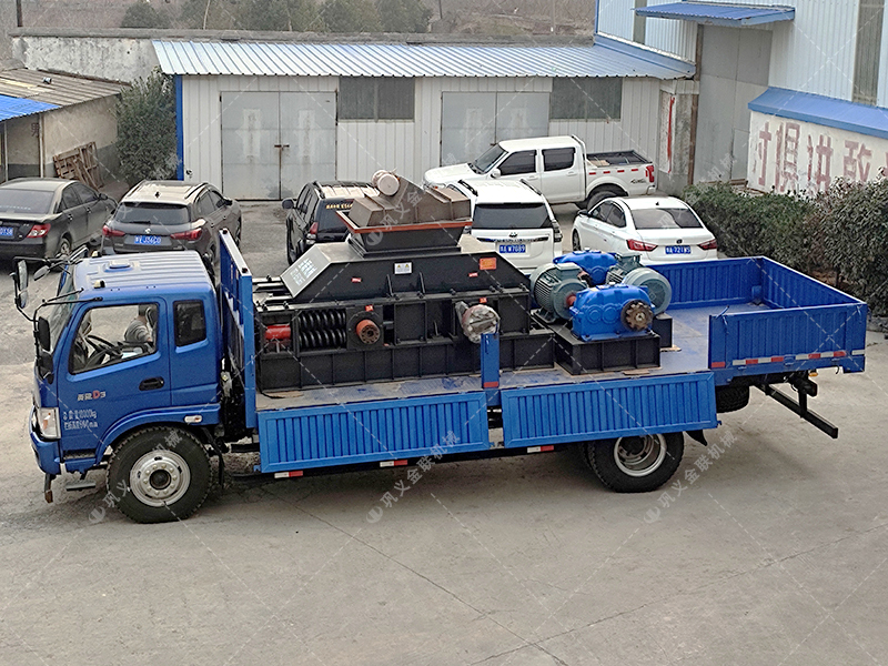 1000x700型全自動液壓(yā)對輥製砂機發(fā)貨 1000x700型全自動液壓對輥製砂機發貨(huò)