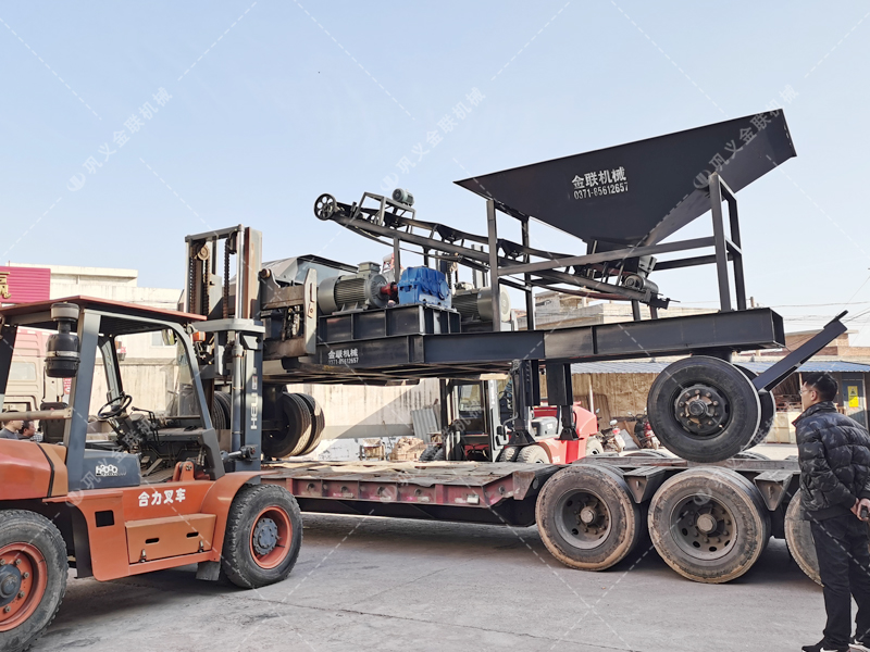 1200x800型移動式（shì）對輥破碎機 大型破碎機發貨圖片