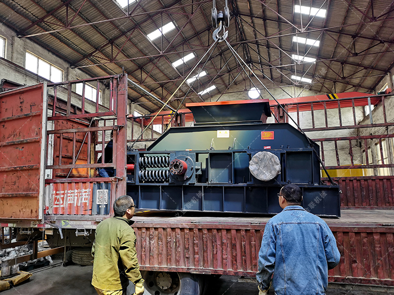 1000x700型直連式液壓對輥製砂機發(fā)貨圖片 1000x700型直連式液壓對輥製砂機發(fā)貨圖片