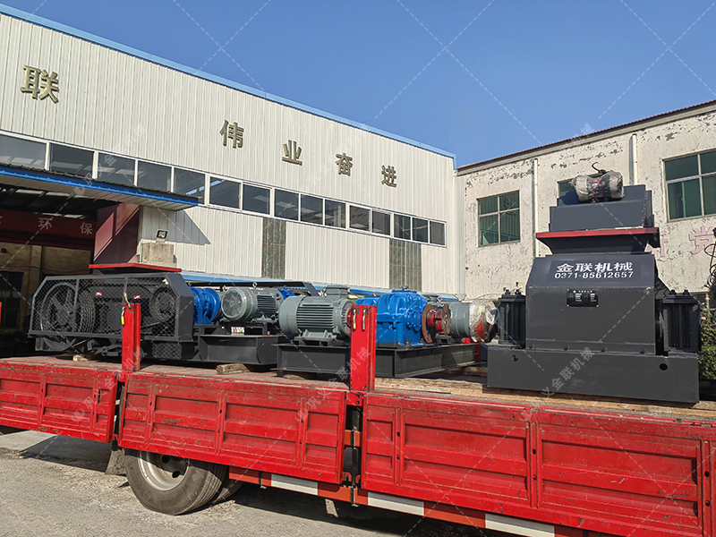 兩台小型對輥製砂機 610x400組合對（duì）輥發往上海