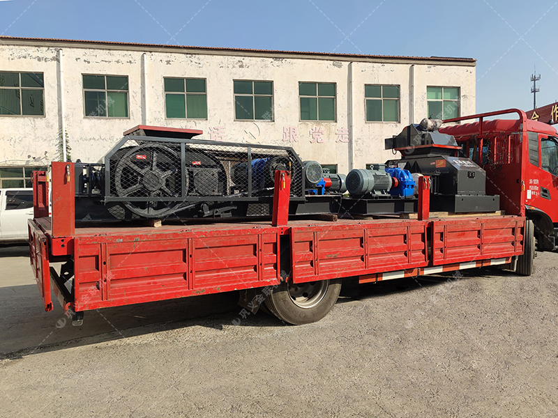 兩台小型對輥製（zhì）砂機 610x400組合對輥發往上（shàng）海