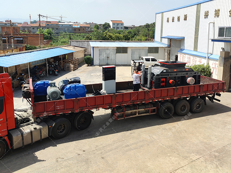 2PG1500x800大型直（zhí）連式液壓對輥破（pò）碎製砂機發（fā）貨圖片