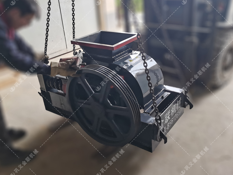 2pg400X250小型對輥(gǔn)破碎機發貨圖片_發往湖(hú)南長沙_破碎石英沙 2pg400X250小型(xíng)對輥破(pò)碎機發貨圖片_發往湖南長(zhǎng)沙_破碎石英沙