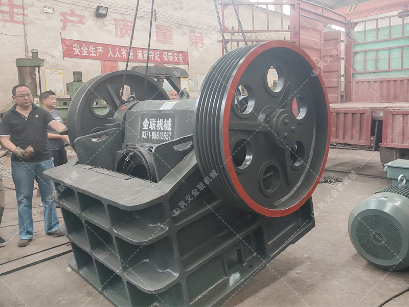 小型對輥（gǔn）機和顎破（pò）機發貨圖片_發往山東招遠_破碎青石（shí）