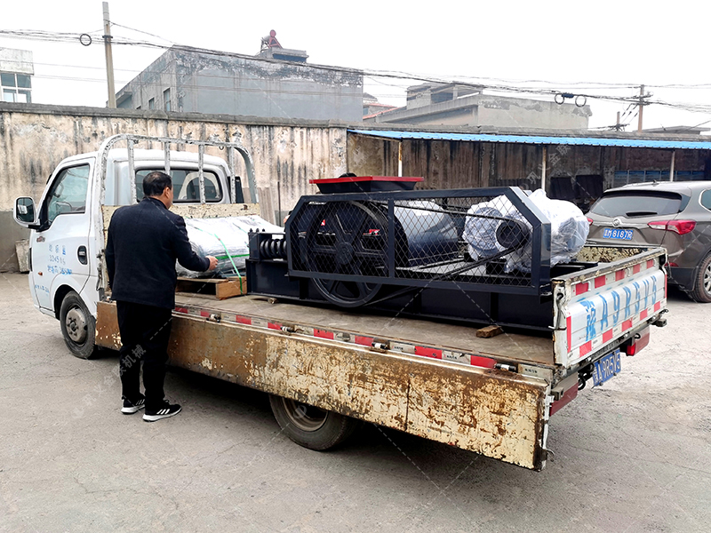 2PG400x400對輥破碎機發貨圖片_發往福建泉州(zhōu)_破(pò)碎瓜子石 2PG400x400對輥破碎機發(fā)貨圖(tú)片(piàn)_發往福建泉州_破碎瓜子石